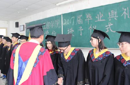 图2 为毕业生代表拨穗