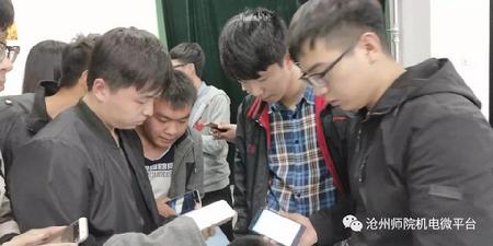 图2 大三同学募捐中