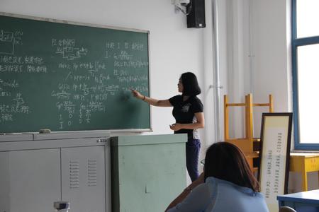 图1 青年教师讲课